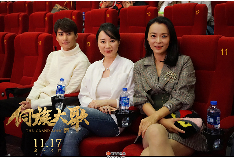 演员王嘉、萧浩冉、王春子在影院内
