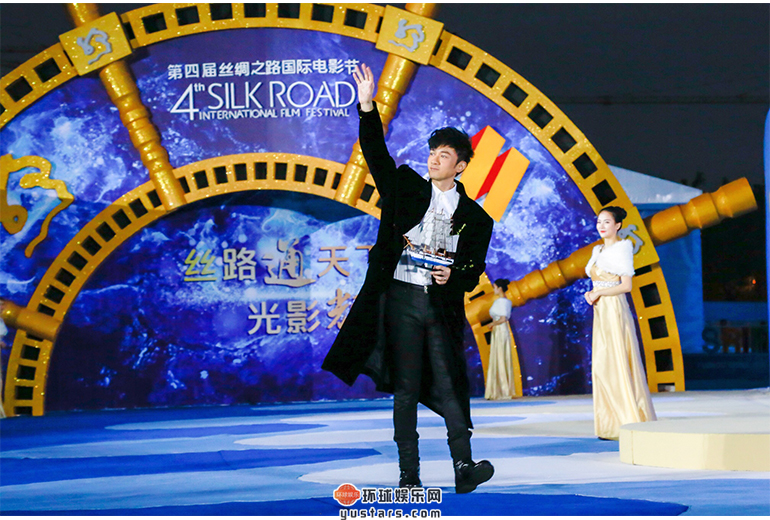 古巨基电影节献唱《明星》 与景甜成龙王力宏后台玩自拍