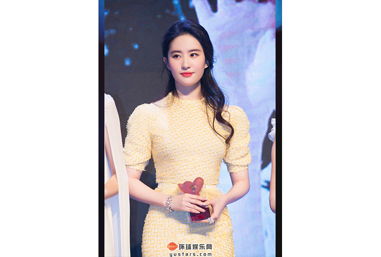 刘亦菲身穿黄色长裙亮相时尚美丽盛典 斩获“年度最美人物”大奖