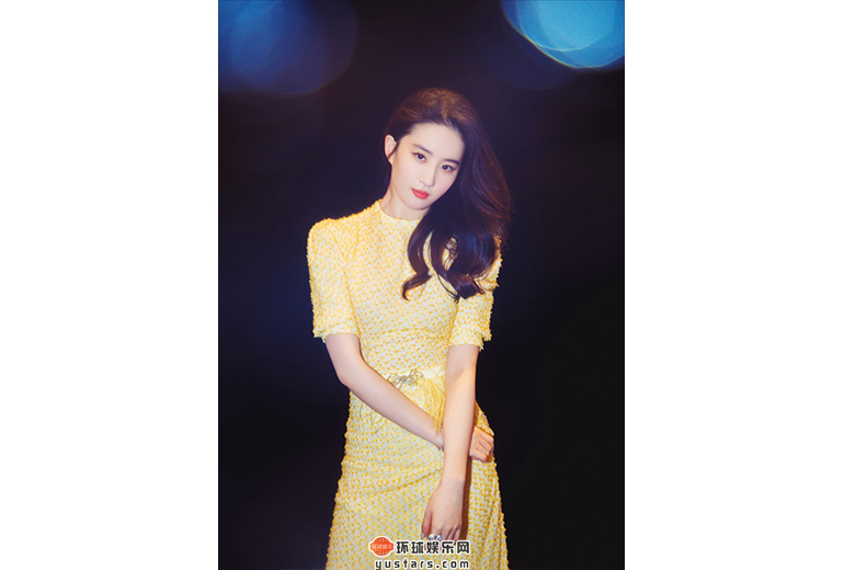 刘亦菲身穿黄色长裙 长卷发彰显女人味