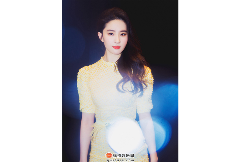 刘亦菲身穿黄色长裙 浑身散发迷人魅力