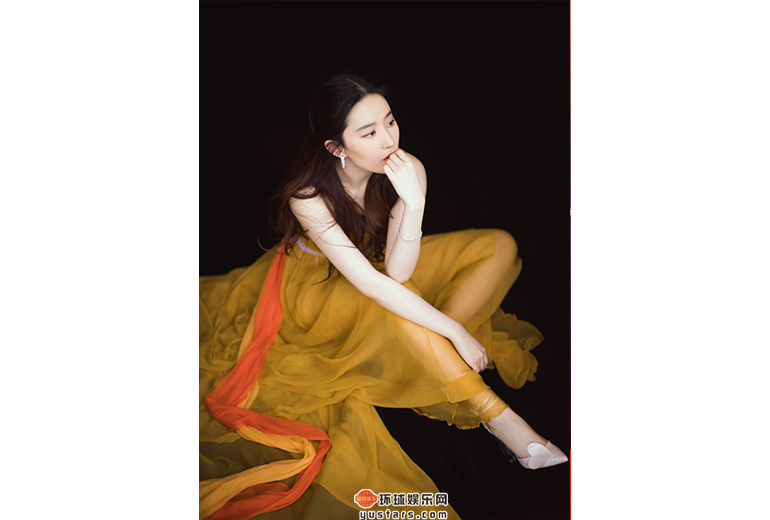 刘亦菲身穿黄色薄纱抹胸长裙，温婉大气