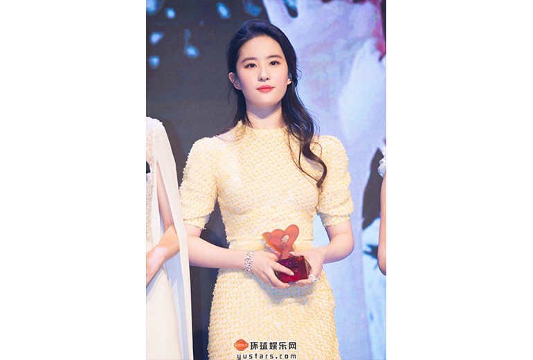 刘亦菲斩获“年度最美人物”大奖 发表获奖感言阐述对美的理解