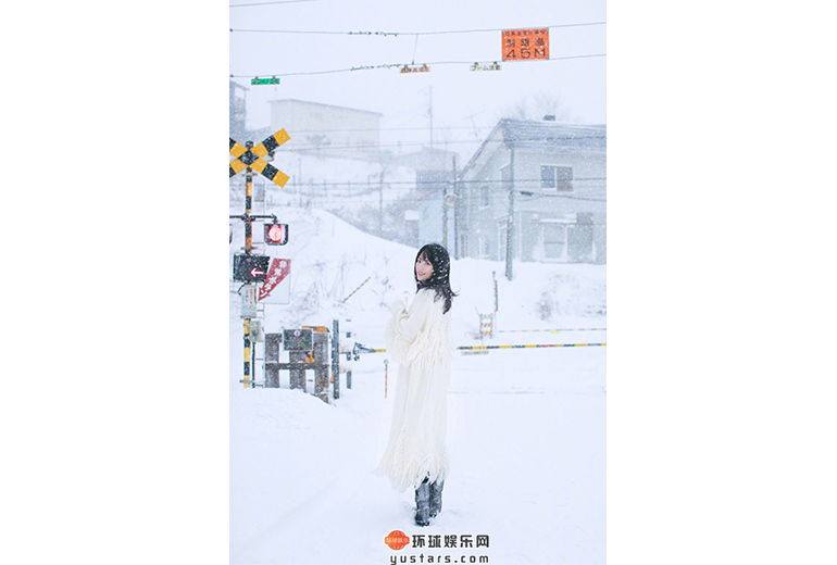 张嘉倪雪中站立仙气十足 一袭白衣画风清纯唯美