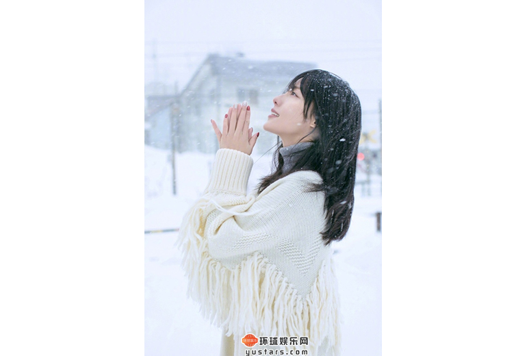 张嘉倪雪中站立仙气十足 一袭白衣画风清纯唯美