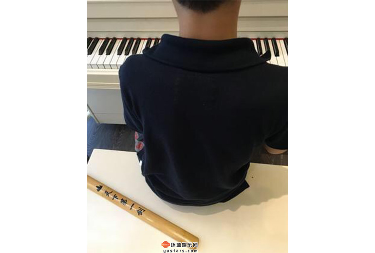 海清儿子弹钢琴