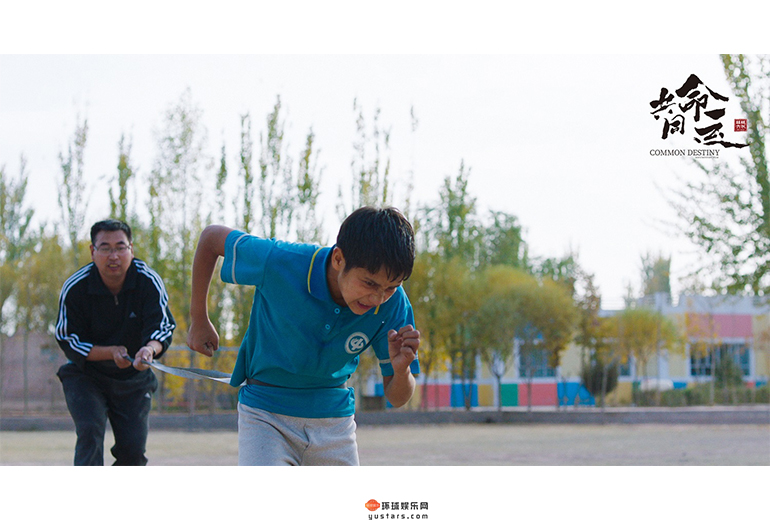 新疆爱打篮球的男孩拼命训练