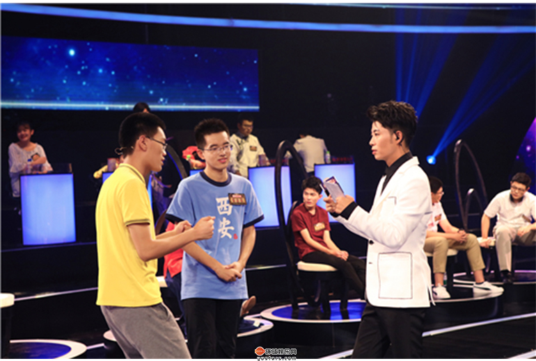 《国学小名士》主持人王晓龙和选手节目录制间隙互动